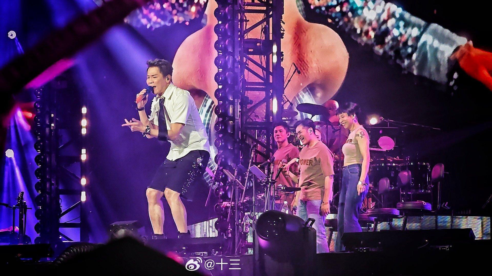 还待是老艺术家，连蹦带唱三个多小时一直都没停，56岁的嗓音和状态真的让人羡慕，现