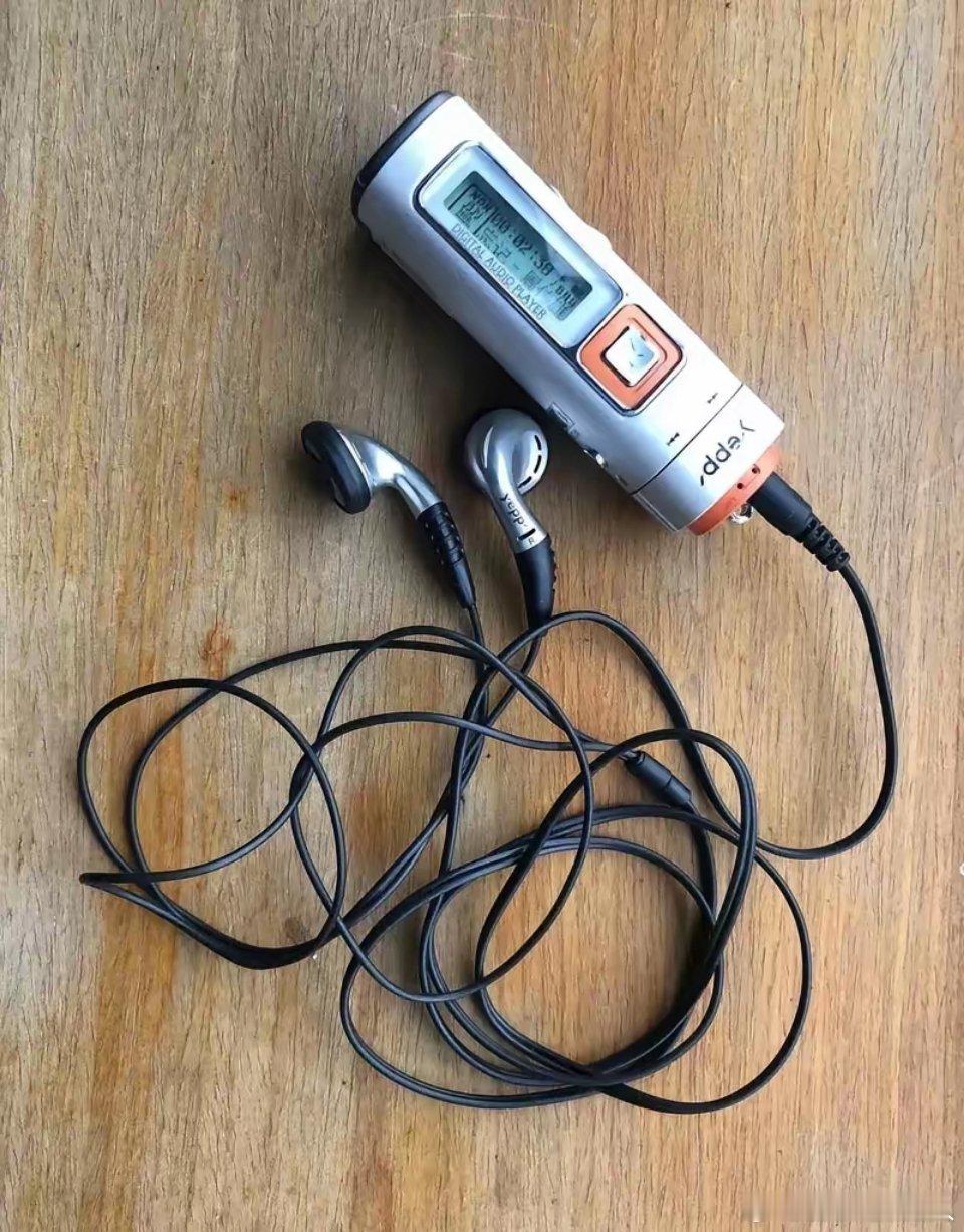MP3那可是咱这代人的回忆啊，当年妥妥算奢侈品！家里条件不太好的，就得攒好久钱，