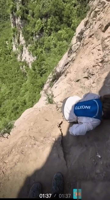 男子:怕不？
女子:还行？
又一个男子:已经帮不了你了。听到这话，悬在半腰进退两
