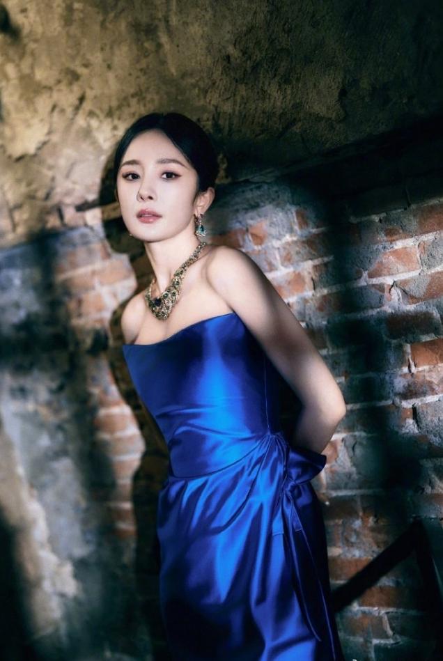 VOGUE的一周穿搭
杨幂的夏帕瑞丽高定，赵丽颖的 Oscar de la Re