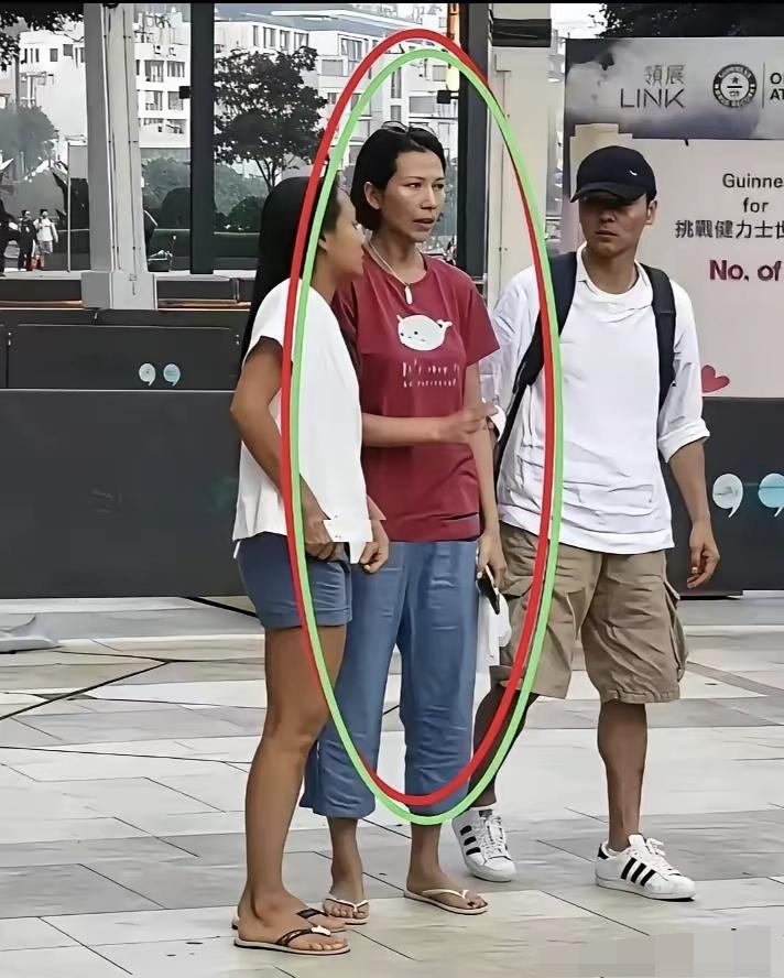 天呐，不仔细看还以为是农村大妈，你认出是谁了吗？
素颜短袖人字拖逛街，原来是蔡少