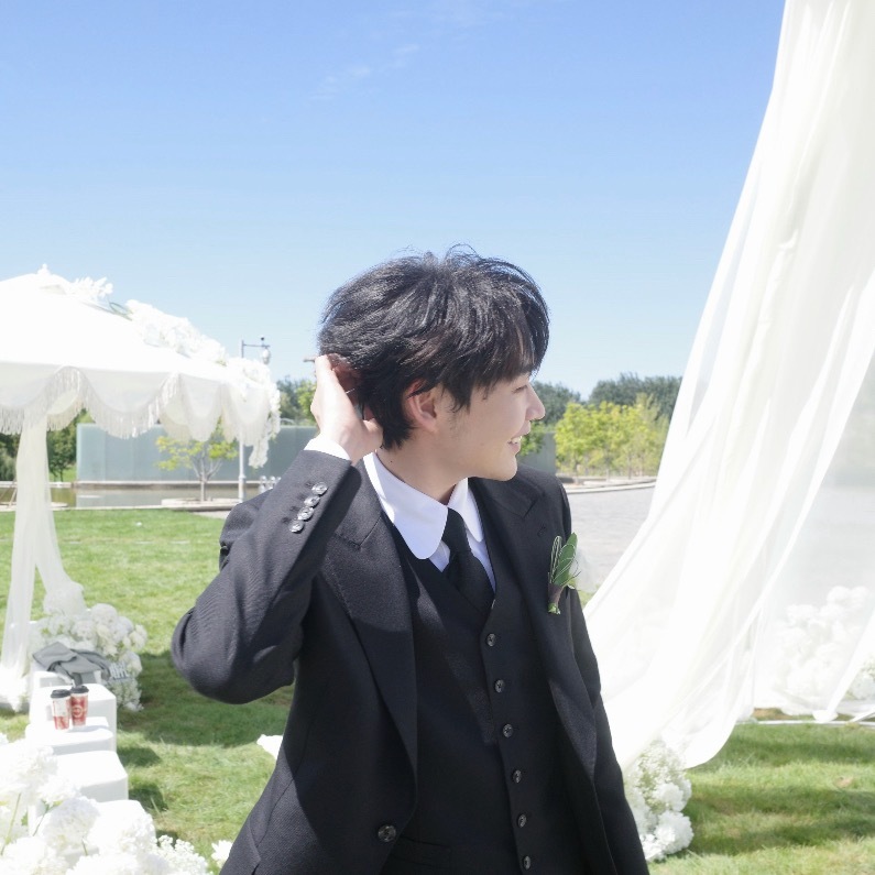 人家邓帅结婚 广场全是王广的帅照 ​​​