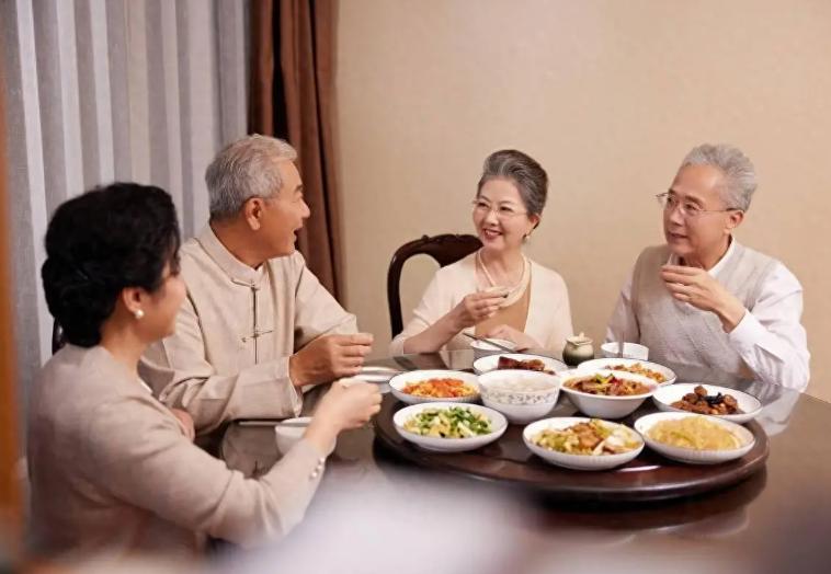 调查发现：大多活过85岁的肝炎老人，都在55岁戒掉了3种常碰的食材！

我们说健