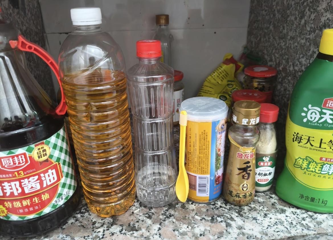 两广99%家庭的厨房都没有鸡精味精，只有盐、酱油、花生油，最多加上蚝油生粉，还有