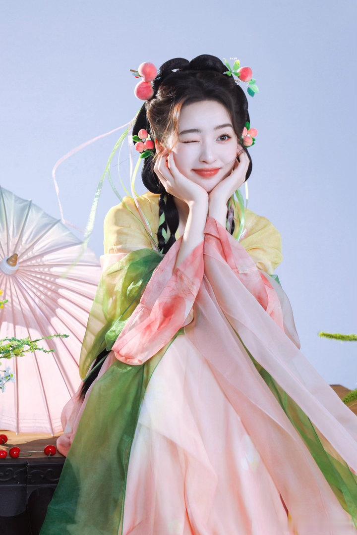 邓恩熙香香软软的小蛋糕 她笑起来的时候眼睛弯弯的，真的像块刚出炉的小蛋糕，软乎乎