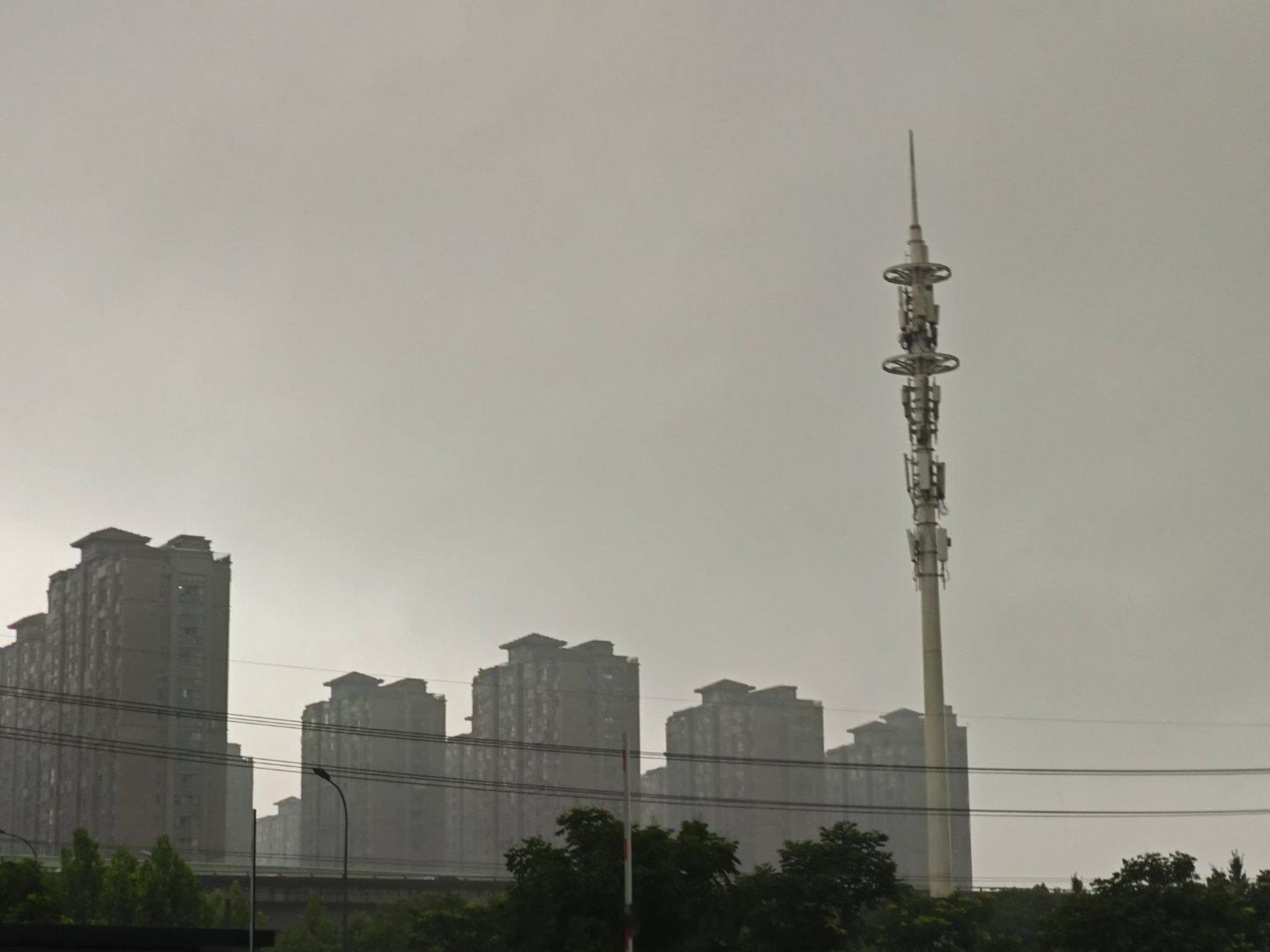 今天来奔驰给车贴膜了，南通今天大暴雨，一路暴雨开过来，天都漆黑的，路上还有点紧张