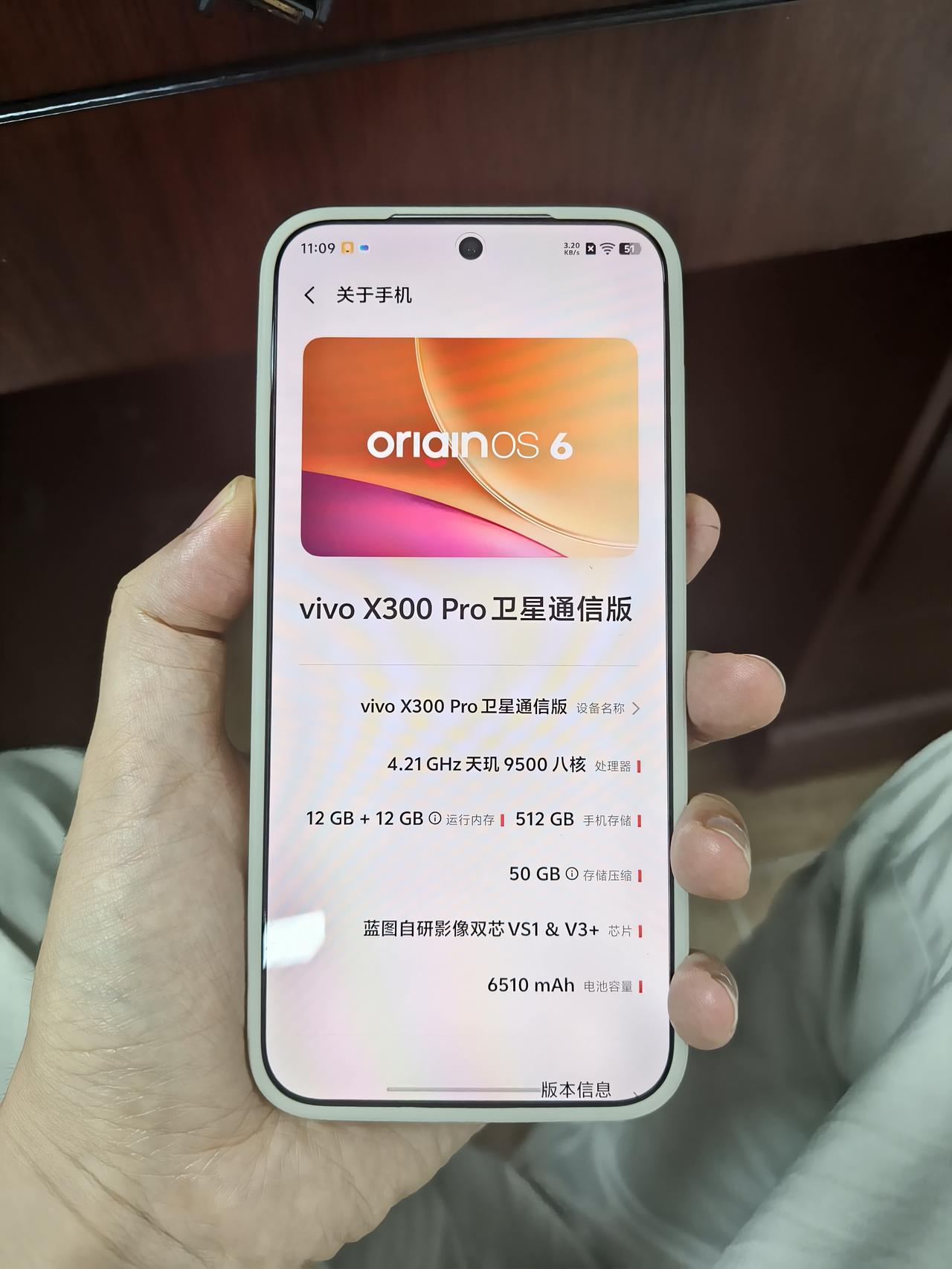 从x100换机到x300pro，主要有三方面提升，首先续航好了很多，其次是曲面屏