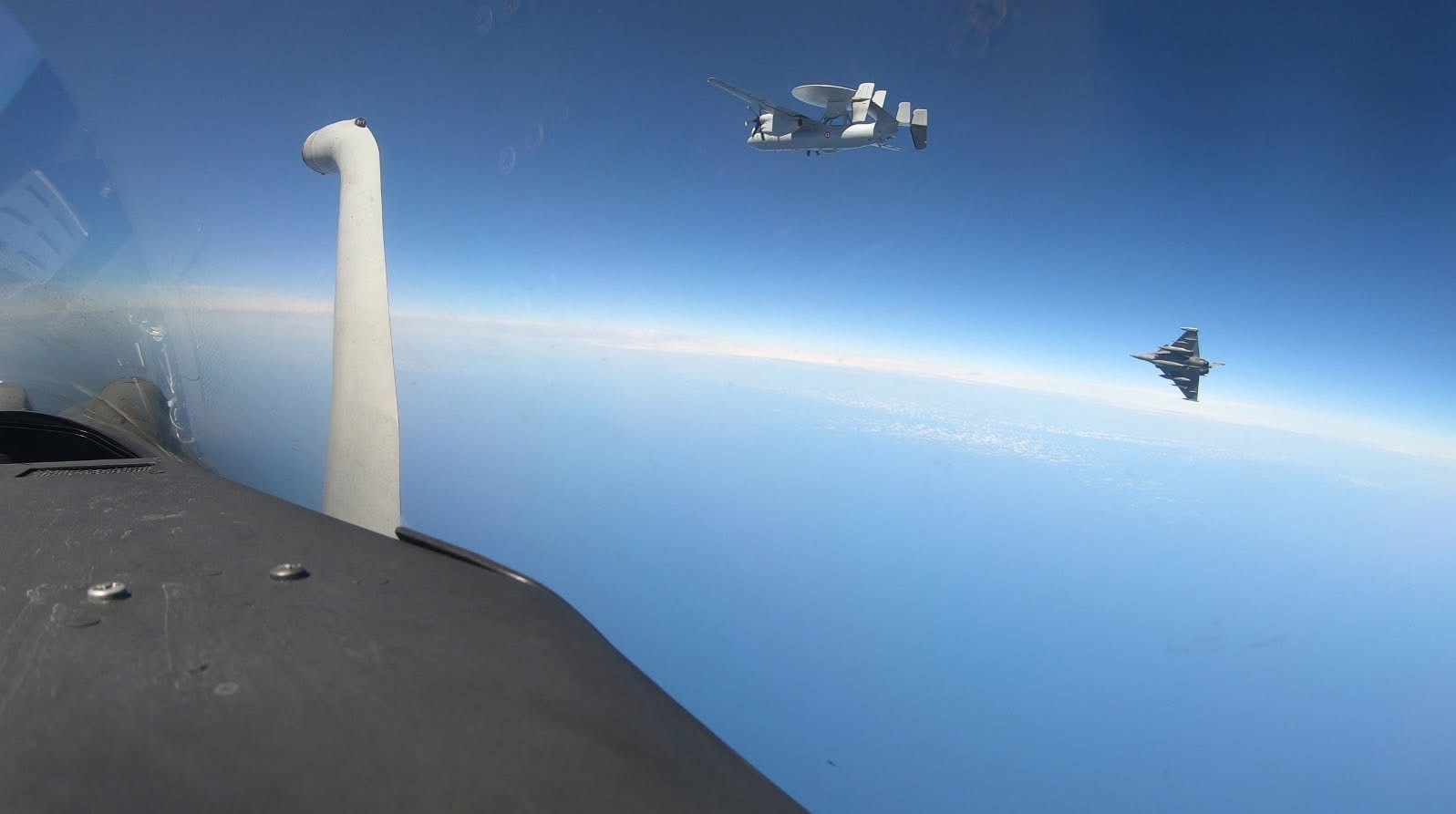 今日阵风 午安，加油法国海航阵风M和卡塔尔空军（QEAF）阵风EQ空中加受油，A