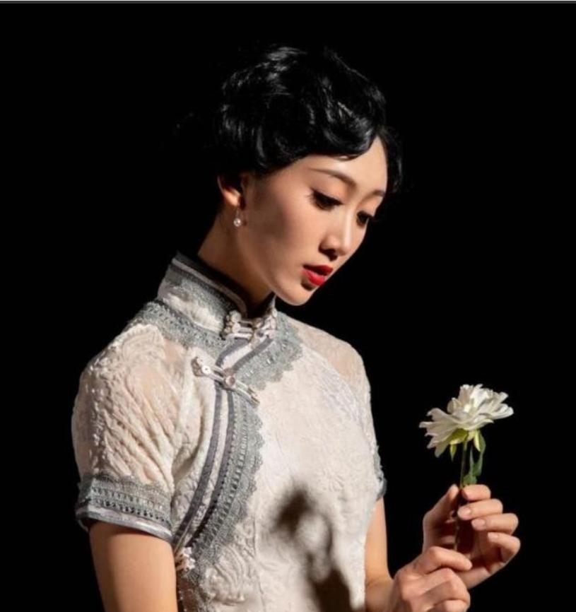 1941年，一个女囚被捕入狱后，监狱长一脸得意，解开衣扣就朝她扑了过去。可是，谁