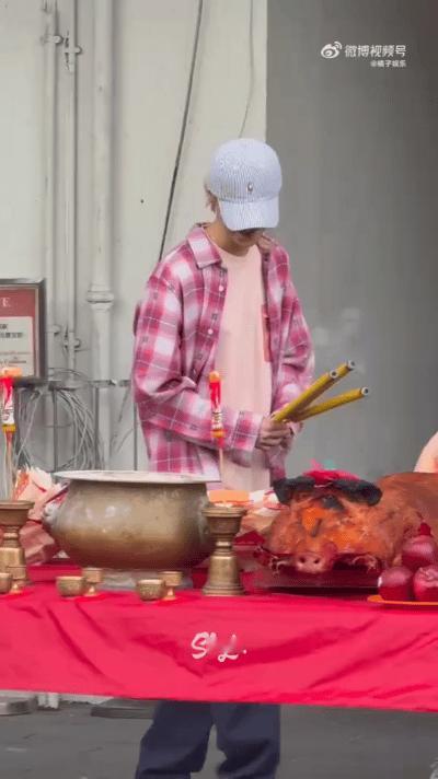 10月，香港体育馆内灯火辉煌，鹿晗“π”主题演唱会在此激情开唱。当经典曲目《勋章