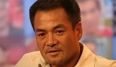 1994年，王志文抢走了尤勇智的女友许晴，尤勇智到葛优家痛哭，葛优安慰他说：“兄