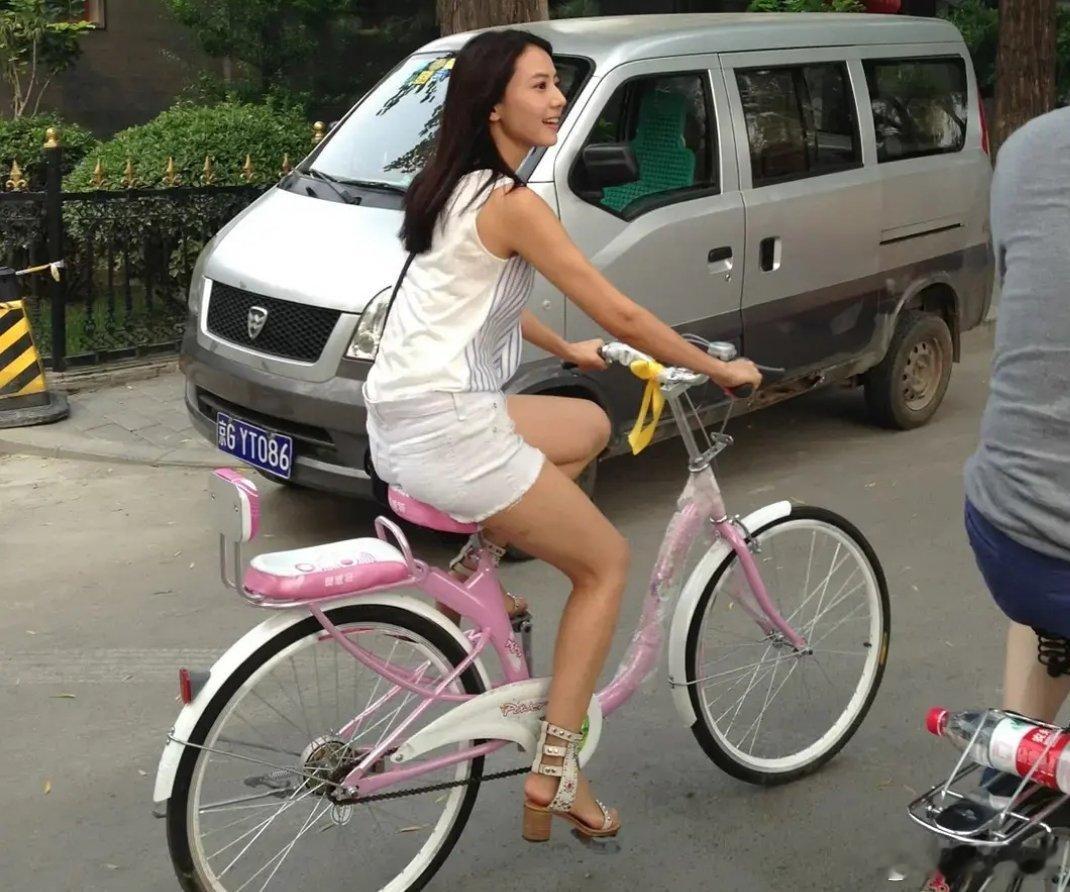 十一年前，参加电影《十七岁的单车​》特别活动，有幸和主演高圆圆一块骑车。近距离看