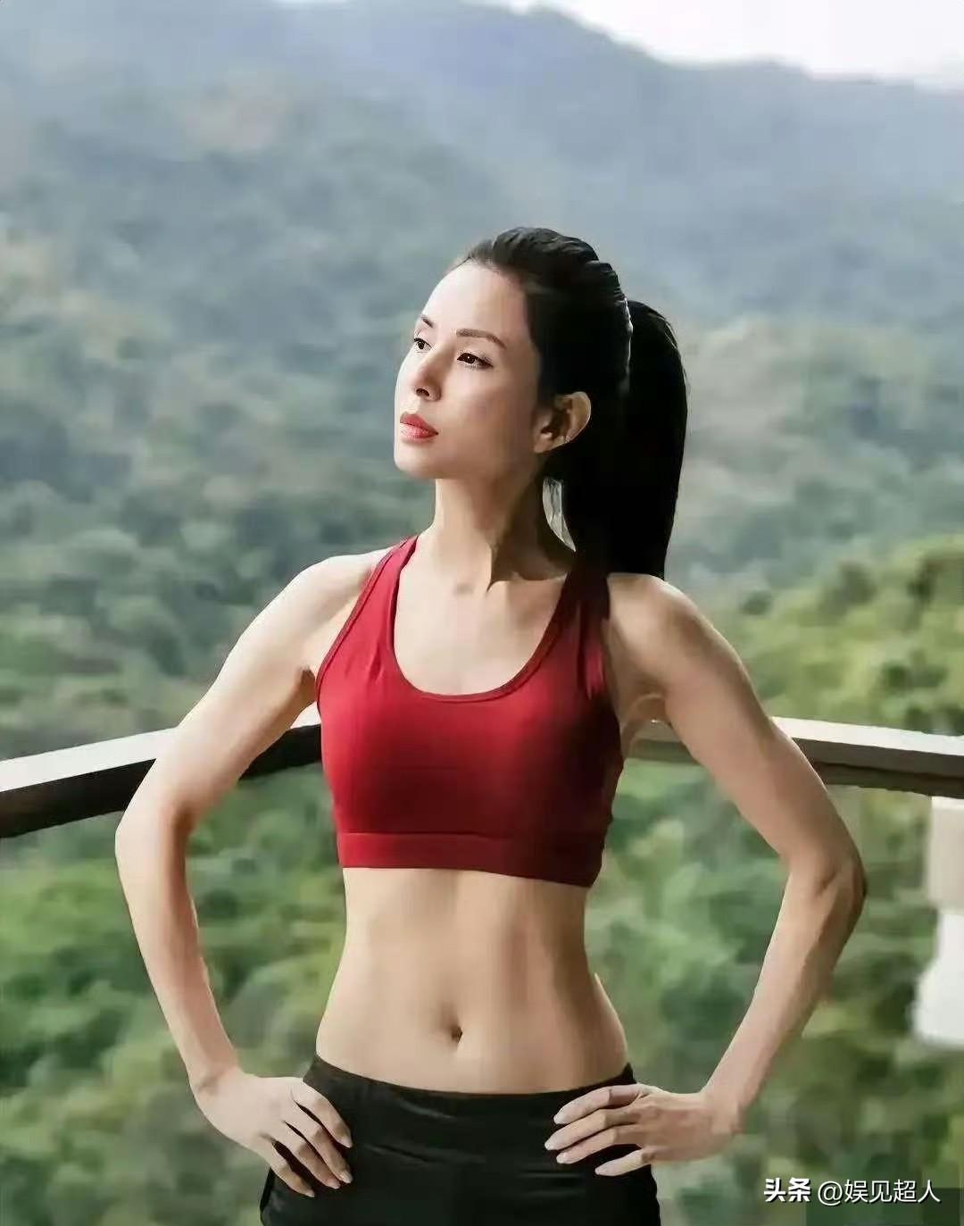 我拿着59岁李若彤和49岁李湘的照片问大师：“这俩谁看着更年轻啊？”
 
大师扫