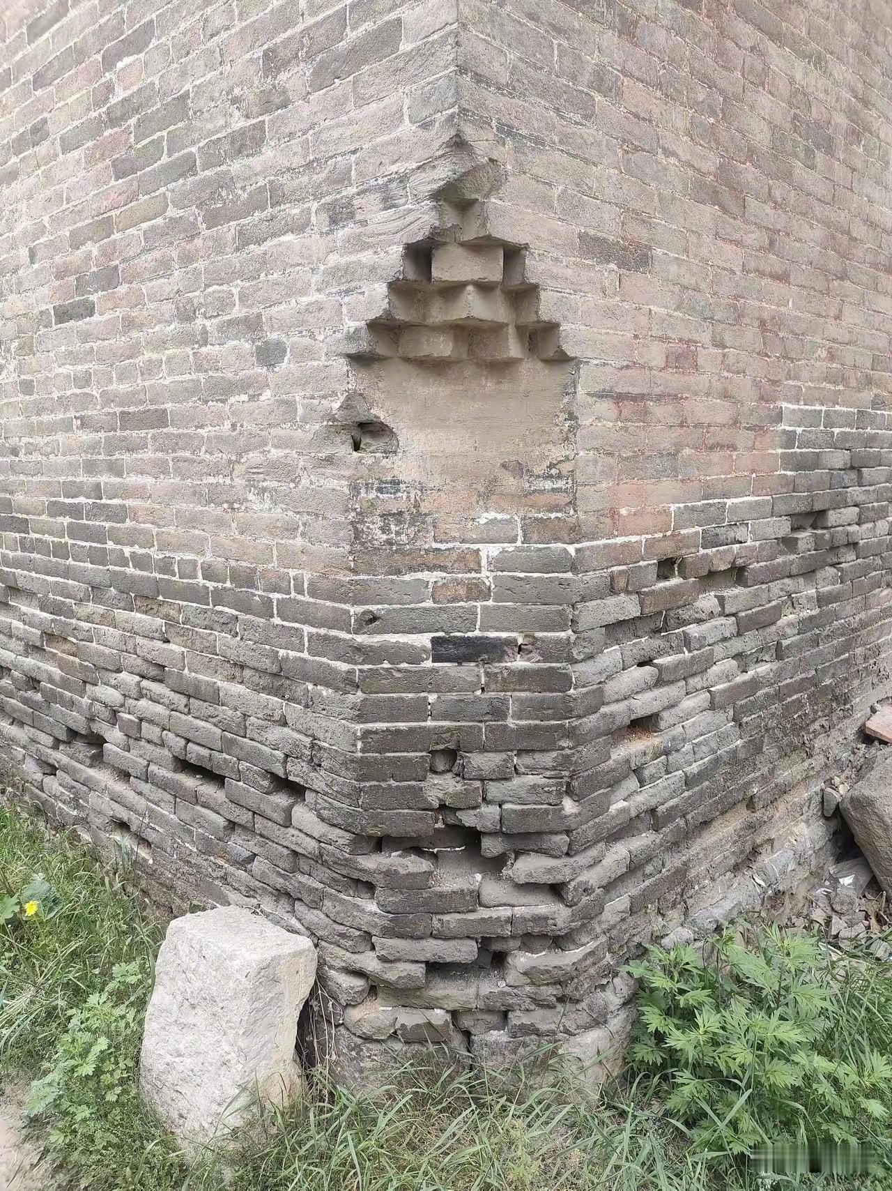 道路转角的墙体处理，一个微小设计细节，看出中日民众不同的处事逻辑。
国内街道建筑