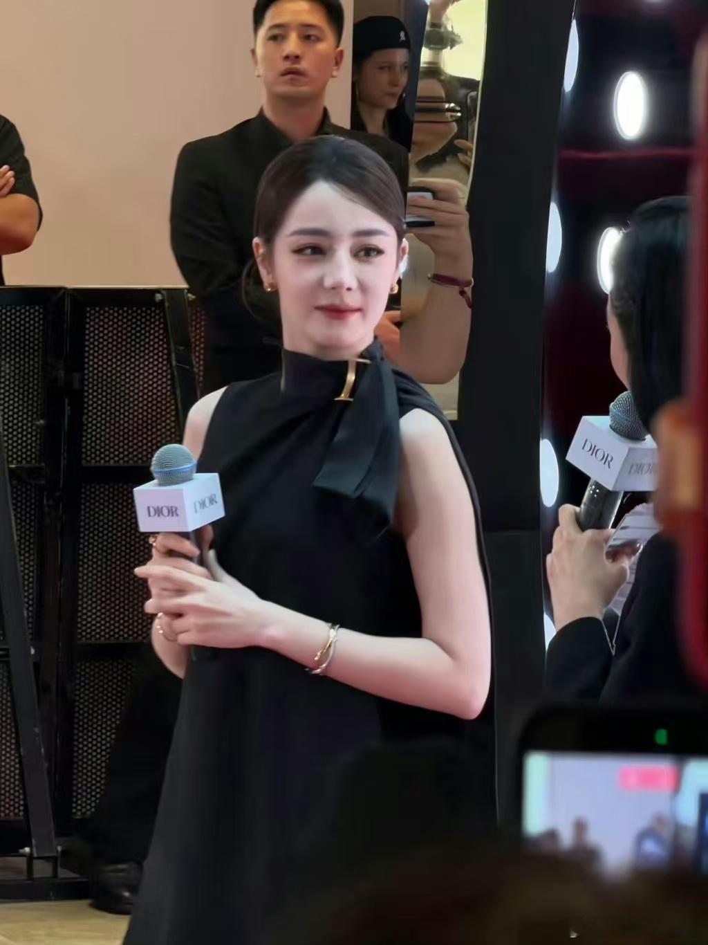 迪丽热巴如此高清的美貌迪丽热巴蝴蝶结马尾高领连衣裙迪丽热巴造型美感十足，蝴蝶结马