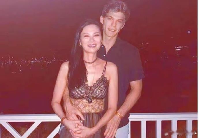 55岁邓文迪携男友亮相，依偎在小26岁的小鲜肉怀中，嫩得像少女 
