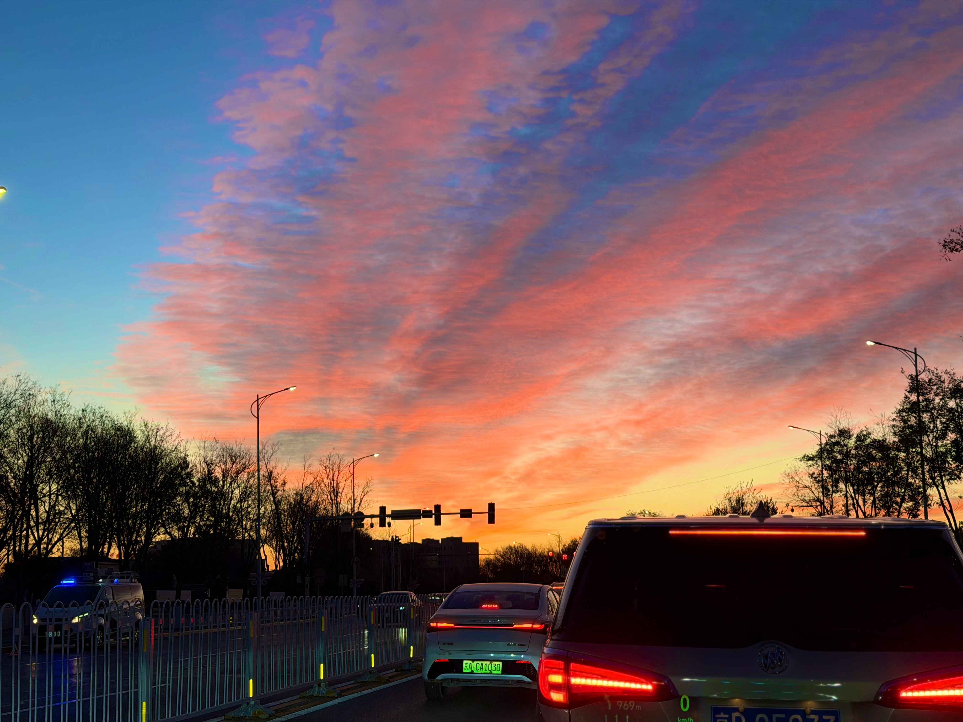 早啊，牛马已到工位。 