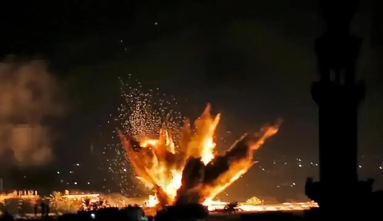 天狂必有雨，人狂必有祸！
特朗普这一次被戏耍！6月21日，美国数架B2轰炸机偷袭