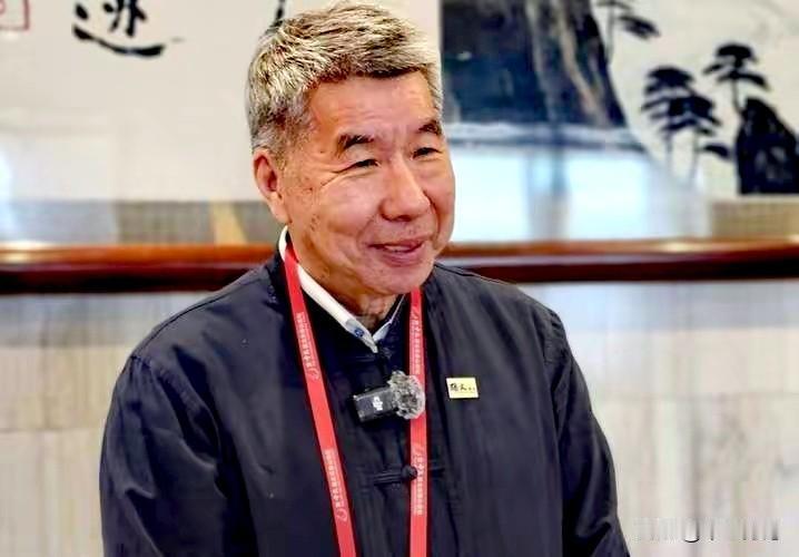 台湾学者张亚中认为，中国大陆把“一国两制”当成敬酒，把“武力统一”当成罚酒。这样