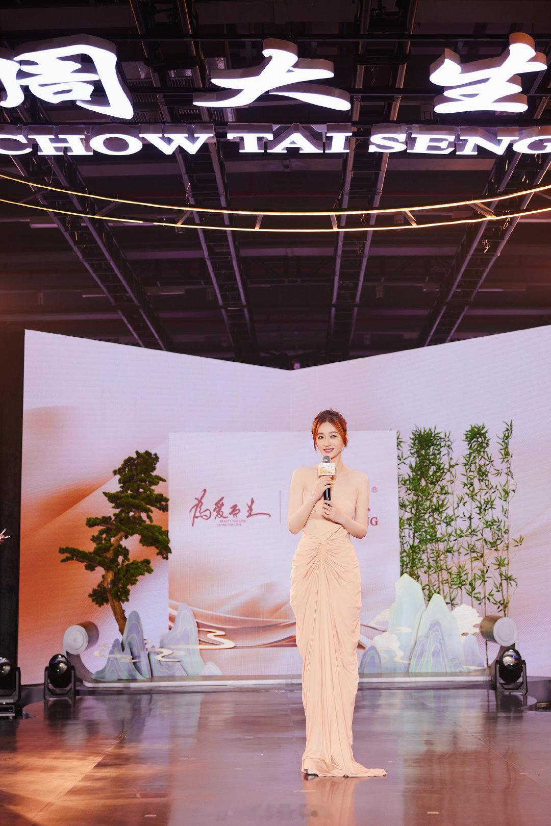 李小冉腿好细 李小冉这么多年身材依旧保持的很好[抱一抱] 