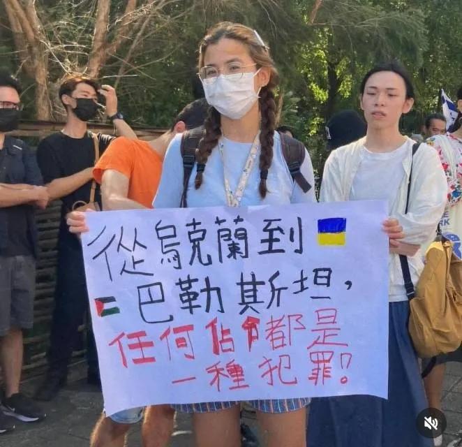 小姑娘看着怎么也有18岁以上了吧，带个眼镜看上去文文静静，怎么看都让人觉得受过高