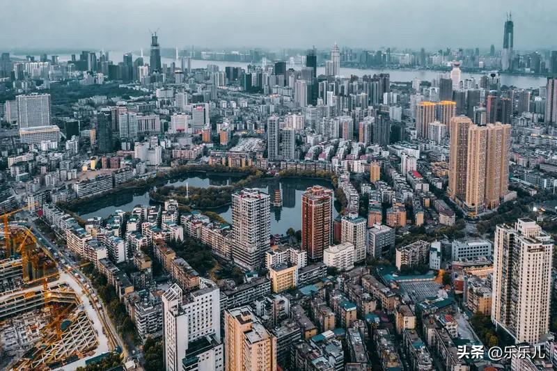 武汉楼市：

今年武汉楼市整体行情比去年要好，但并没有迎来普涨行情，区域之间冷热
