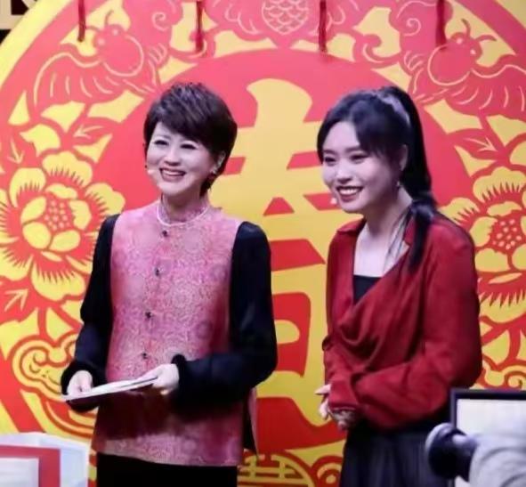 李雪琴，吃一半婚礼酒席跑去健身了！

3月10日中午，李雪琴参加好友婚礼，正搂席