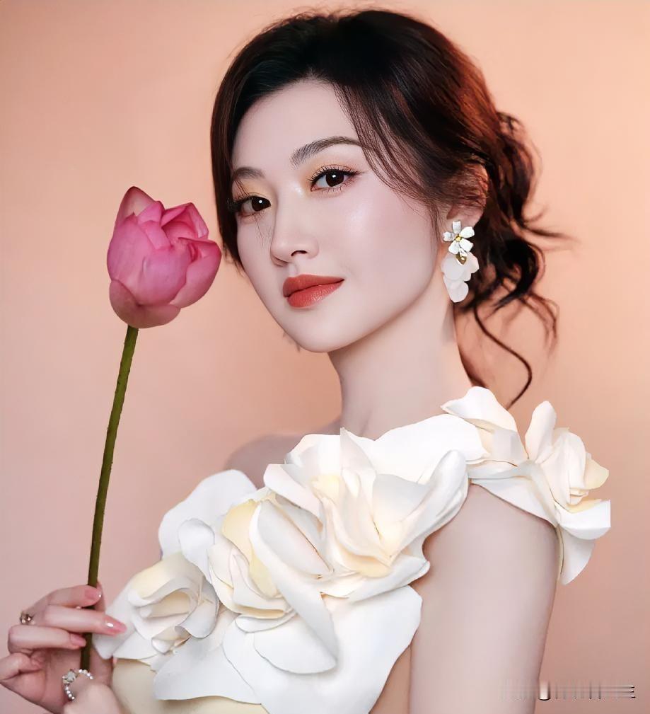 景甜当年的那些事儿，到现在看还是挺唏嘘的。

最让人琢磨不透的，其实不是她背后有