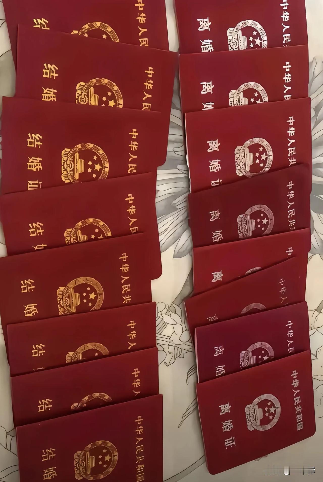 离婚界的“天花板”，厉害了！一女子鼓足勇气、将8本结婚证和8本离婚证书一字排开，