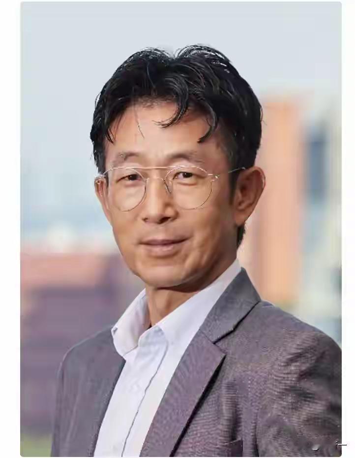 谁能想到，美国国家工程院院士授衔仪式的灯光还没熄灭，新晋院士周明便递交了辞职信，