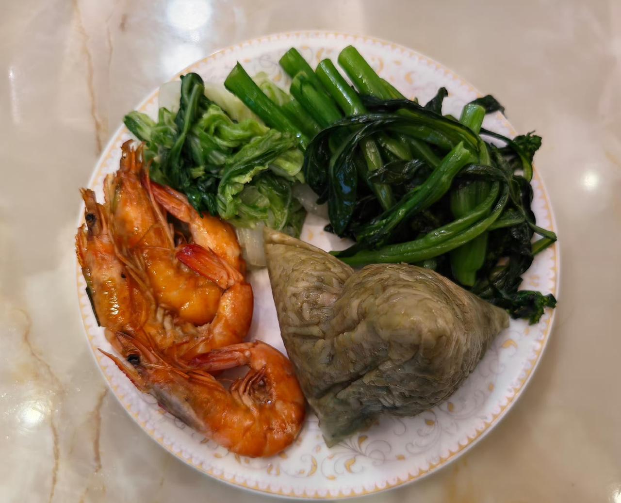 我妈问：她明明是包黄粽子，为什么煮出来是绿色的，是是粽叶是科技与狠活做的，吃下去