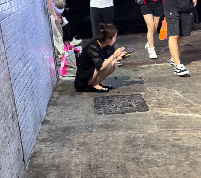 为啥一个妙龄女子可以穿成这样，
然后在公众场合蹲在街口？
难道她不介意会露底？