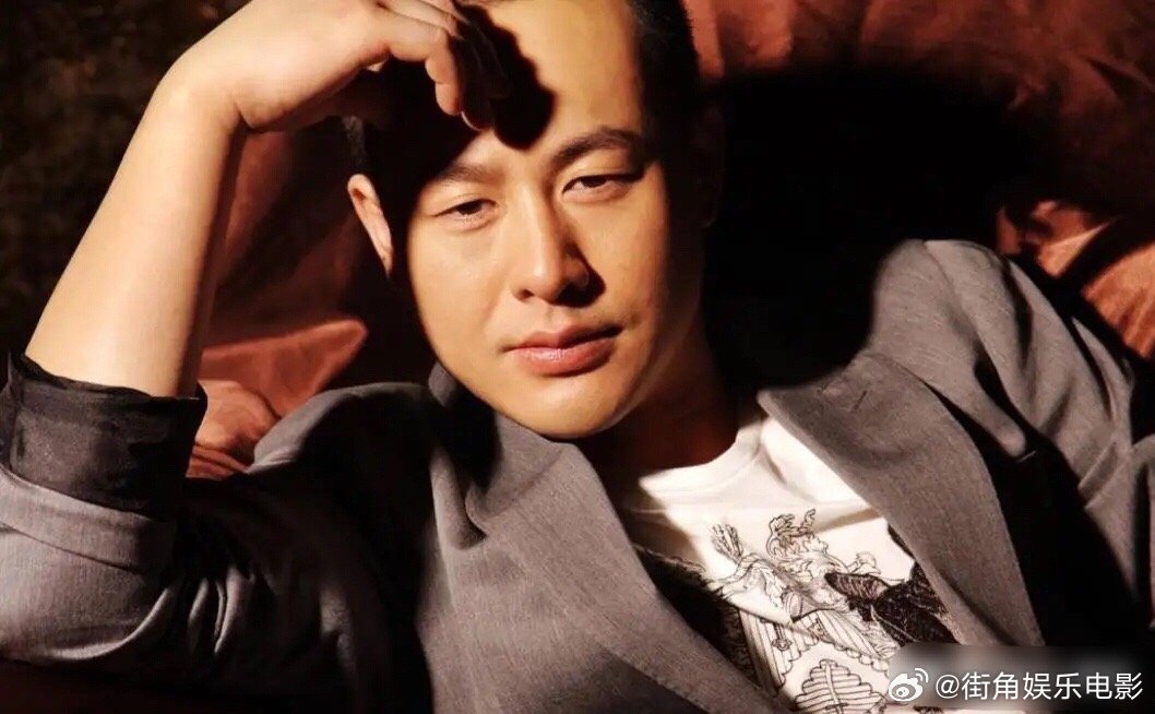 #张颂文拍的晚霞#为什么张颂文老师拍了一组晚霞，居然有网友问：为什么你的手机能照