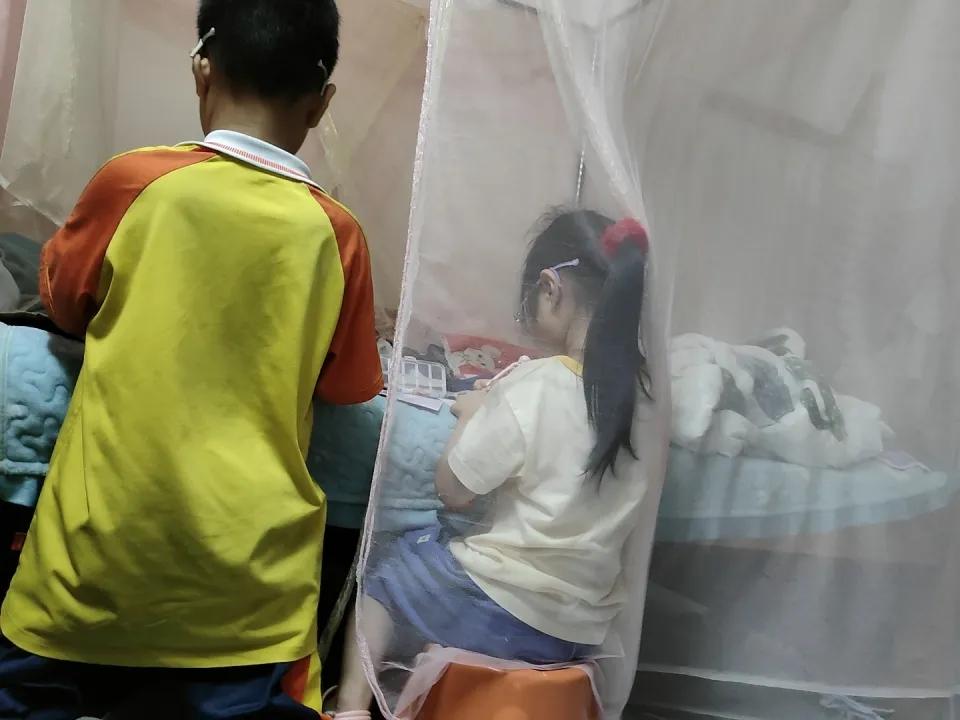 妹妹说母亲节我们都送礼物给你了，现在六一你也要送礼物给我们。