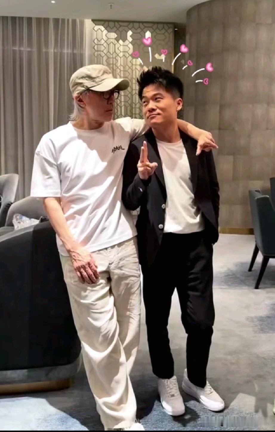 奥？
星爷到兰知春序直播间宣传电影了？直播间一下子热闹不少啊礼物🎁刷不停！
有