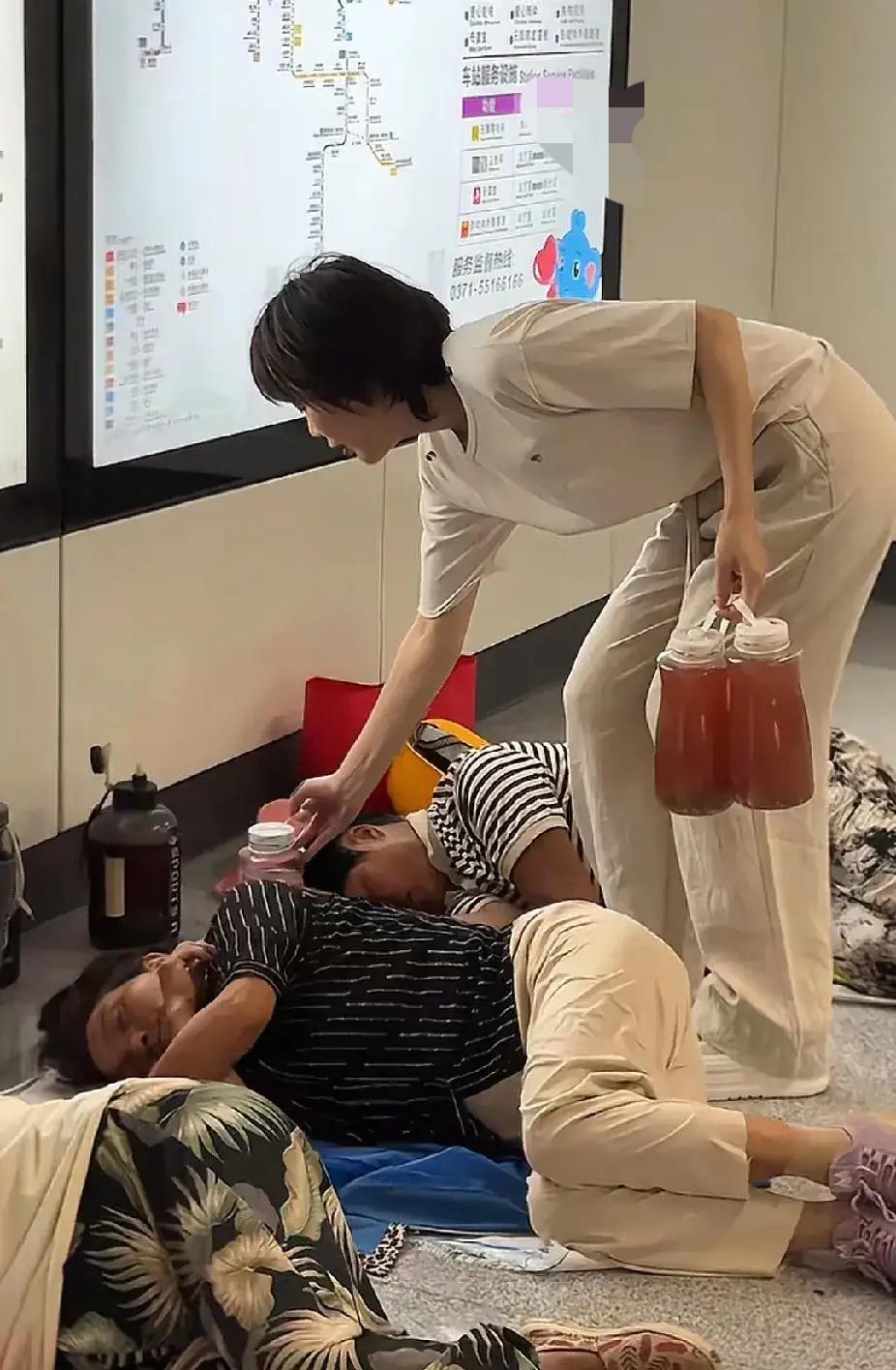 女子出地铁站时，看到通道的角落里，很多干工地的农民工躺在地上睡觉，女子的一个举动