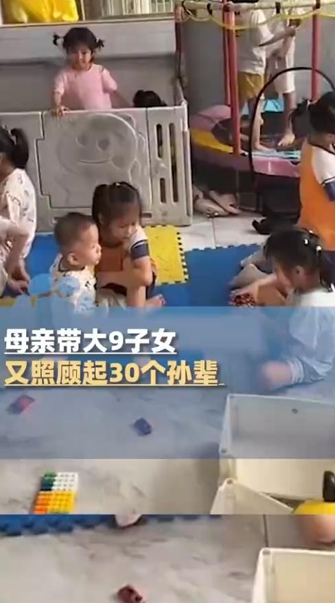 70多岁奶奶活成全家定海神针：带大9个儿女，又照看30个孙辈，家里天天像过年。