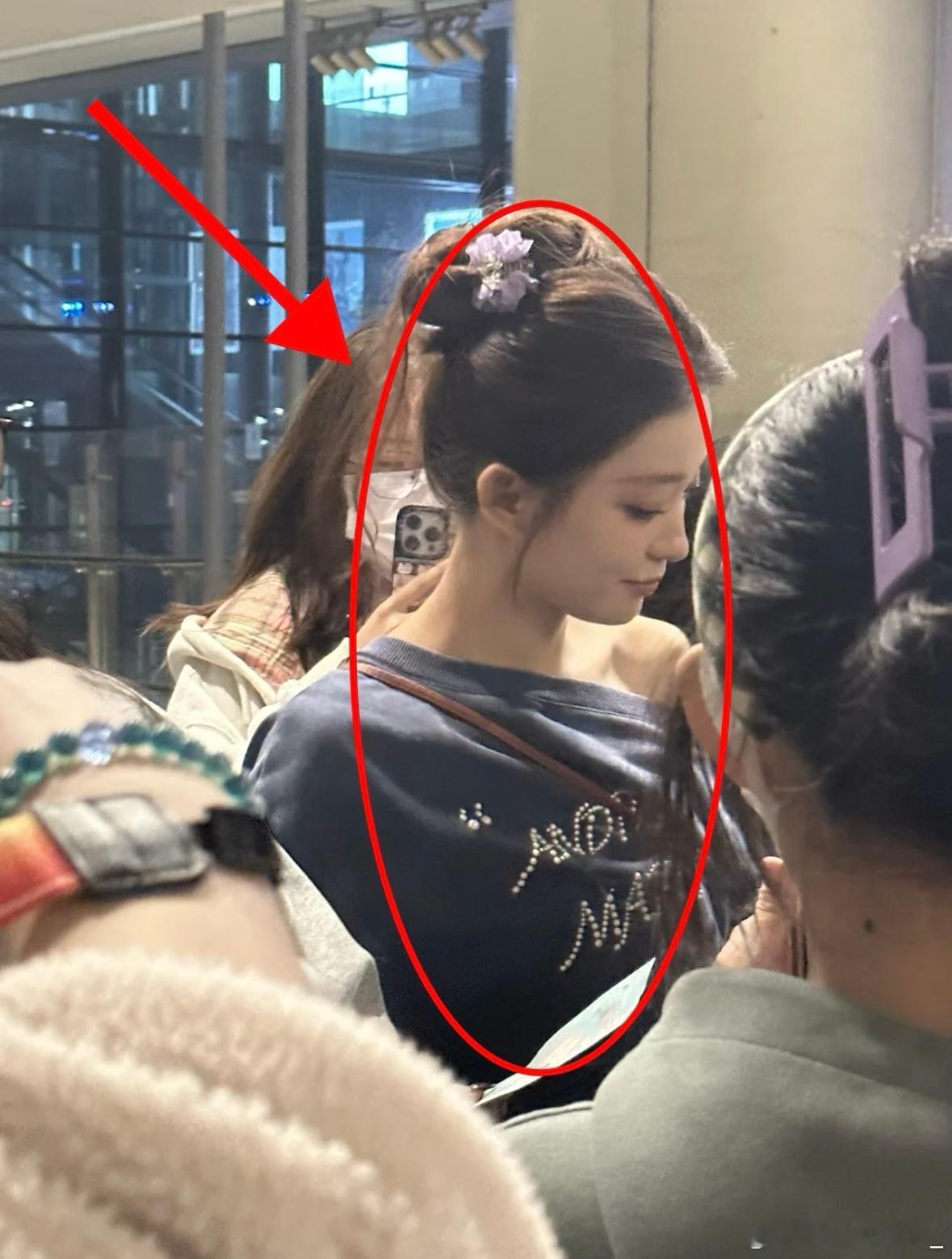 wk...她路透长这样....？二姐也太美啦，小脸白白嫩嫩的，生图也这么抗打，在