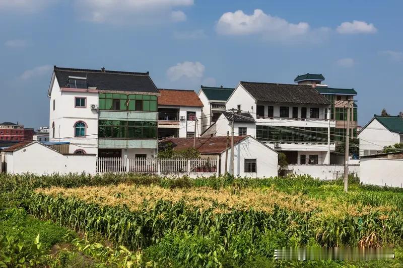 农村宅基地及附属房产可以转让吗?
农村宅基地及附属房产可以转让，继承和买卖。其中
