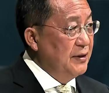 朝鲜的代表李荣浩在联合国大会上站起来说话，第一句话就问日本这个二战战败国凭什么想