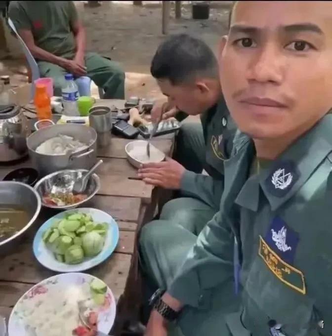 二战时，美国大兵的伙食特别好吃，  Spam午餐肉都吃烦了。
而我这底层社会的老