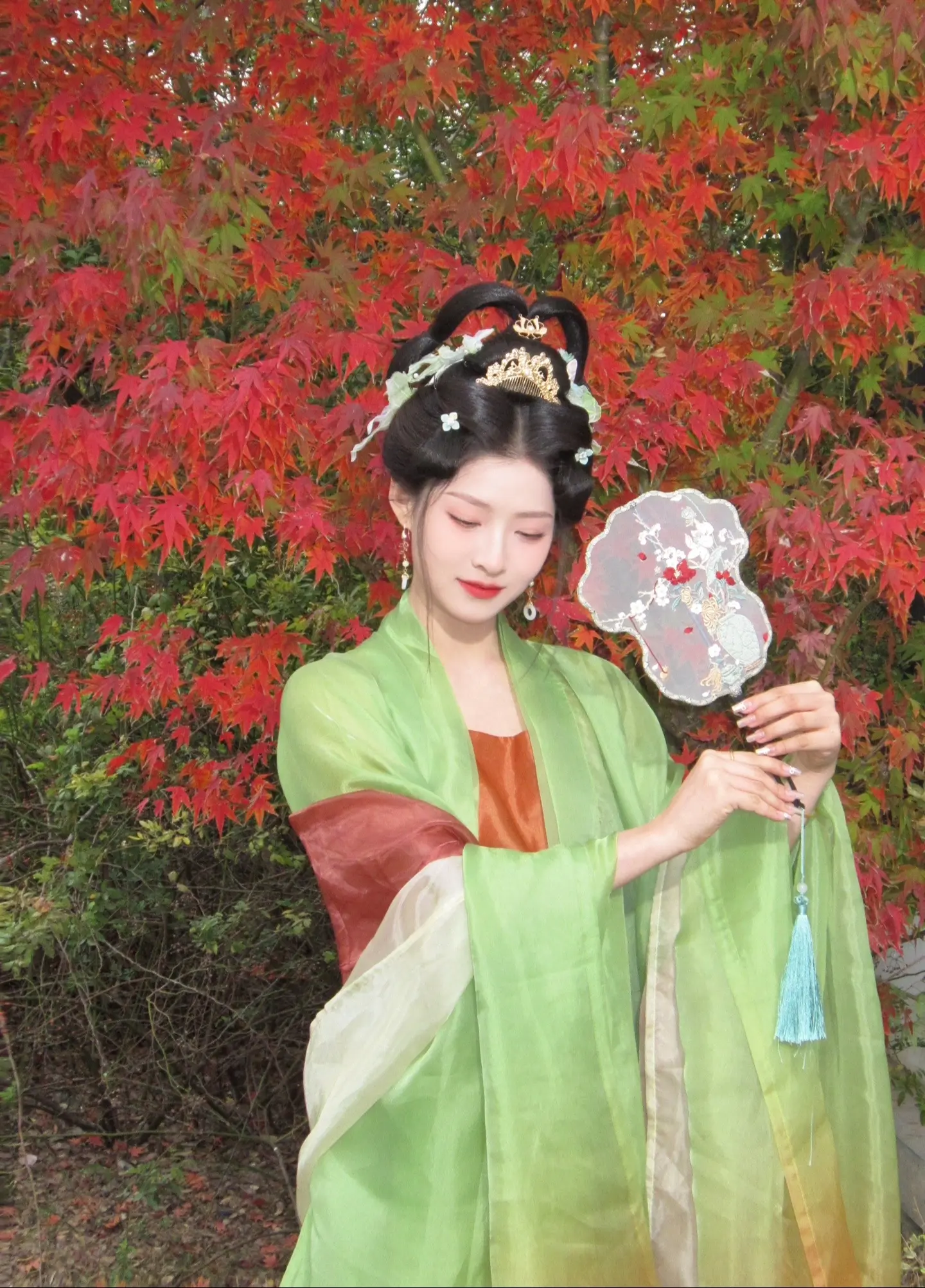 “浮光映宫阙，今昔是何年。”