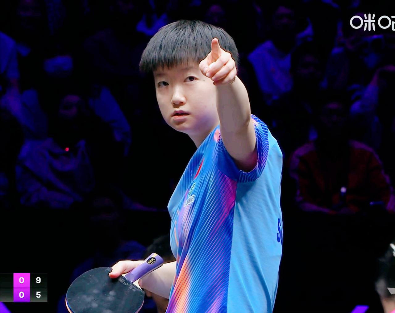 为什么周冠达说：现在考验孙颖莎的专注力了？
因为第二局孙颖莎受到了闪光灯的影响。