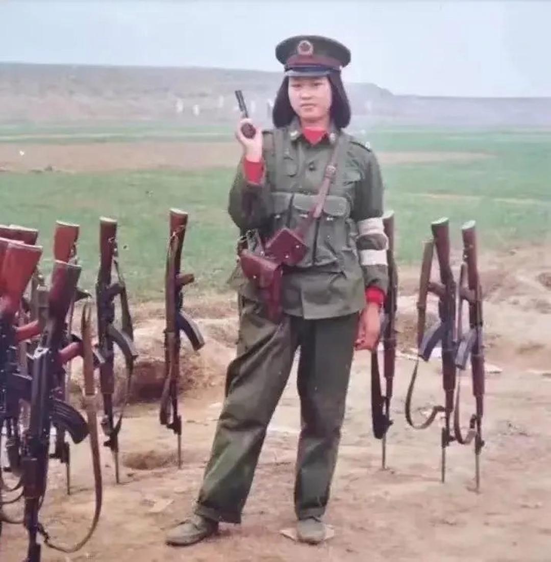 这是1958年女兵训练的场景，是不是很飒呀[赞]