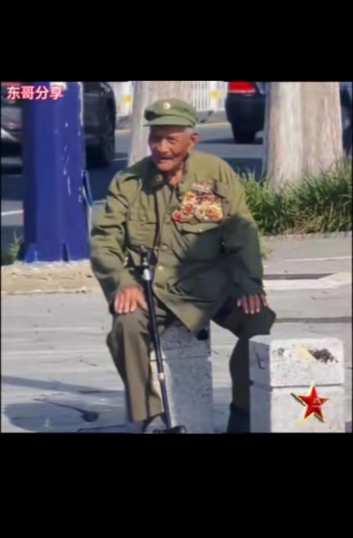 路口遇到一穿老式军装的大爷坐在墩子上歇脚，胸前挂满奖章！我在想这老爷爷到哪应该没