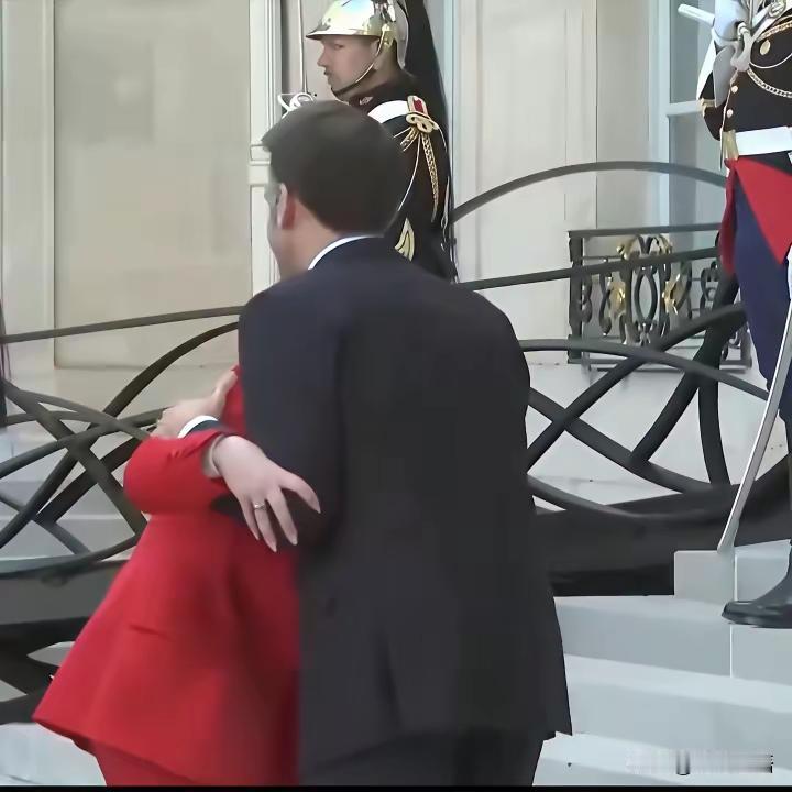 哈哈哈，马克龙对梅洛尼过度热情了，梅洛尼被马克龙弄得有些尴尬，一弯腰，躲过了小马
