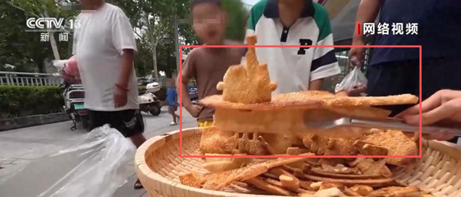 “活该他发财！”2025年10月，河南郑州，一男子烤出各种有趣造型的烧饼，有飞机