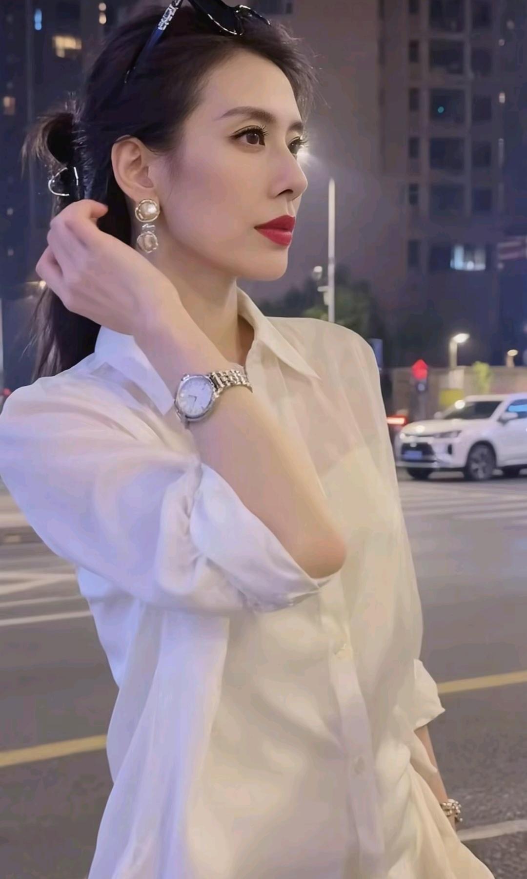 都市夜色下的优雅时光，白衬衫与红唇的完美搭配。