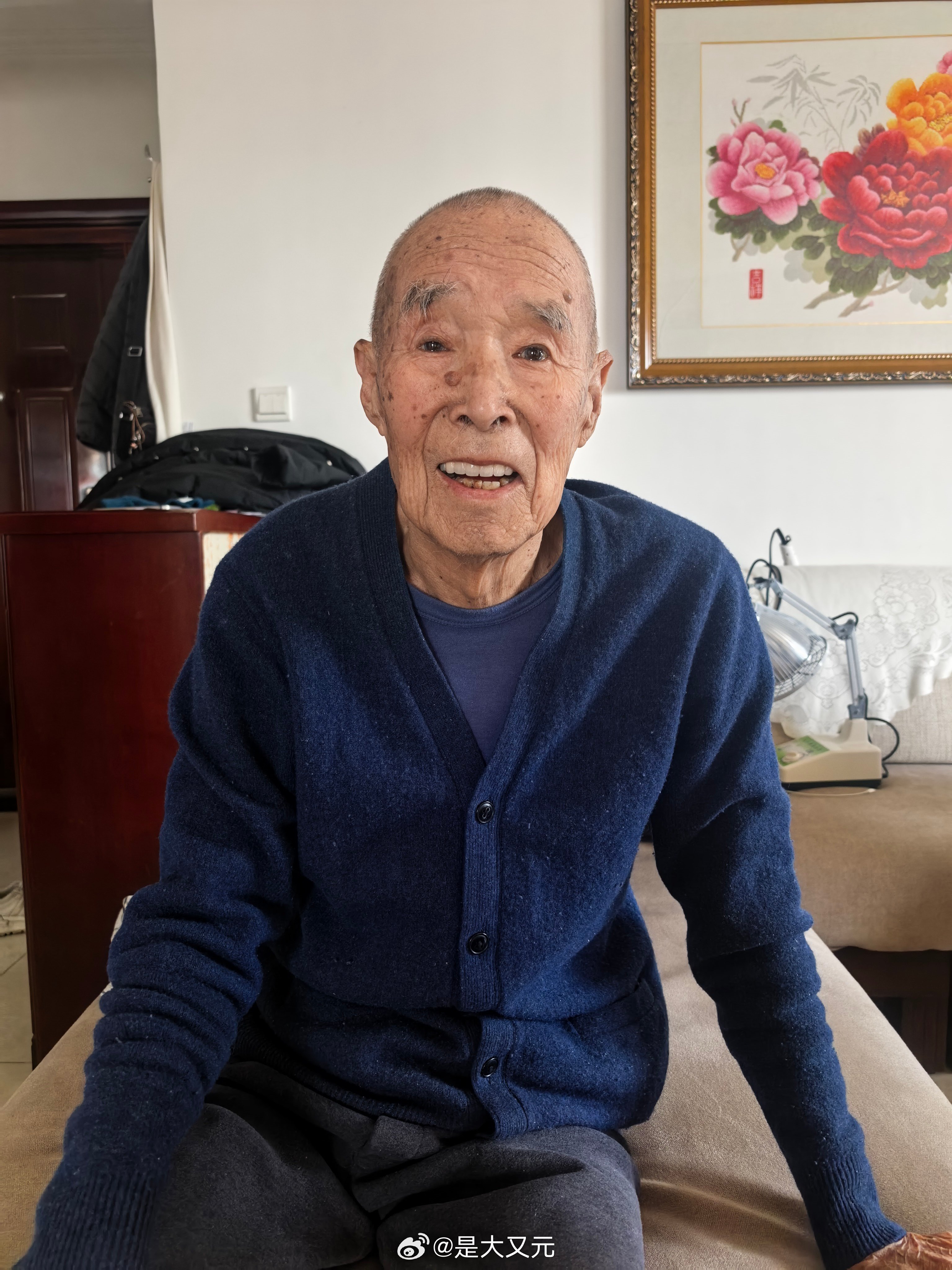 老同志94岁了，今天生日，眼里的光真亮堂 