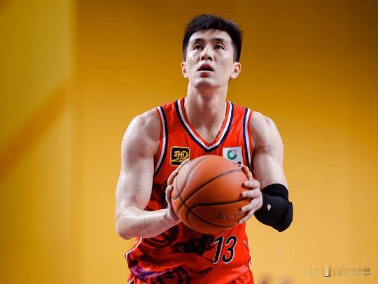 告别！北京时间7月10日，媒体人“球圈赵探长”爆料广州男篮不会与郭艾伦续约的消息